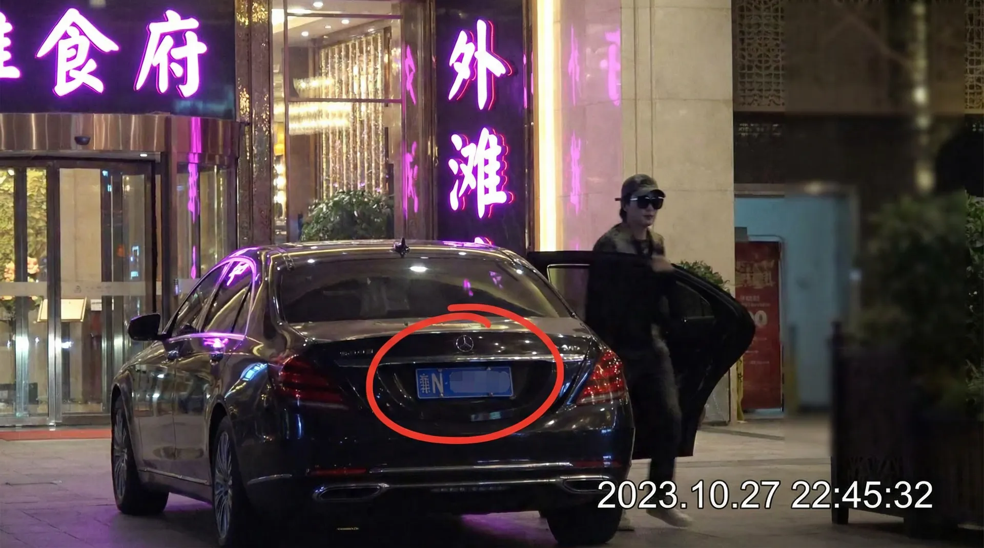 体育竞猜推荐平台官网 - 豪车餐厅外被拍